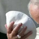 Francesco sulla tomba di don Tonino Bello. Il vescovo secondo il Vangelo, non secondo il buonsenso