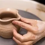 Acli Bergamo: “Crisalide d’Argilla”, in mostra le opere in ceramica delle detenute