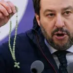 Salvini e il Rosario, Renzi e il Vangelo, citazioni di Papi. I politici sono diventati devoti