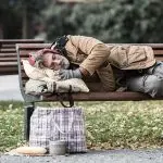 Ai poveri non basta la carità