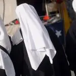 Donne con un nome, una storia, un corpo. Un dossier per parlare delle suore e delle loro fatiche.