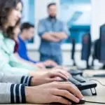 Acli Salerno: Donati quattro PC dopo il furto al laboratorio informatico della scuola “Don Peppe Diana”