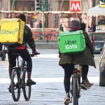 Il lavoro povero impoverisce pure il Paese (e la democrazia) rider, lavoro povero, salario minimo