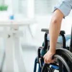 Caf Acli, si può usufruire del bonus sulla rimozione delle barriere architettoniche per rendere accessibile il bagno di casa? disabilità donna in sedia a rotelle
