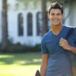 Caf Acli, mio figlio lavora fuori casa e deve iscriversi all’università, fa parte ancora del nostro nucleo familiare? studente con zaino