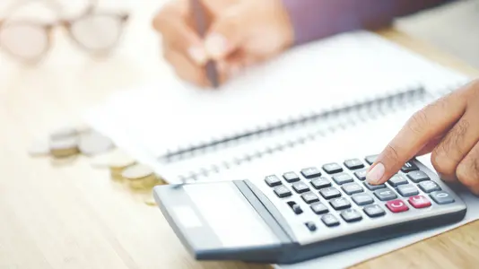 A seguito del decesso di mia mamma, mio padre ha provveduto a versare i contributi previdenziali e assistenziali relativi alla badante che era stata assunta da mia mamma. Mio padre potrà beneficiare della relativa deduzione fiscale sui contributi?